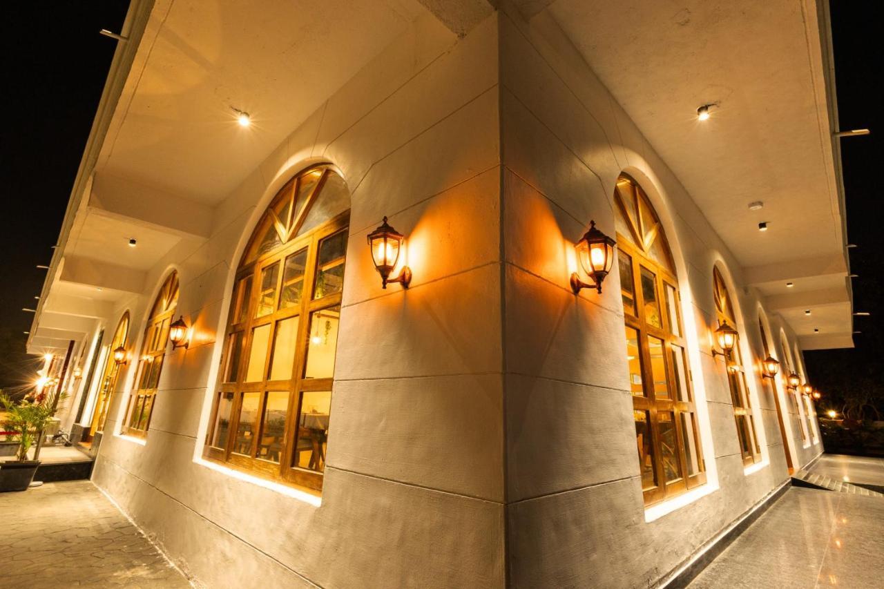 Krown Palace Resort 锡尔瓦萨 外观 照片